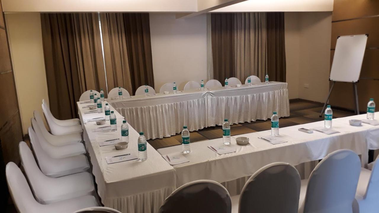 Hotel Utsav Deluxe Pune Eksteriør billede