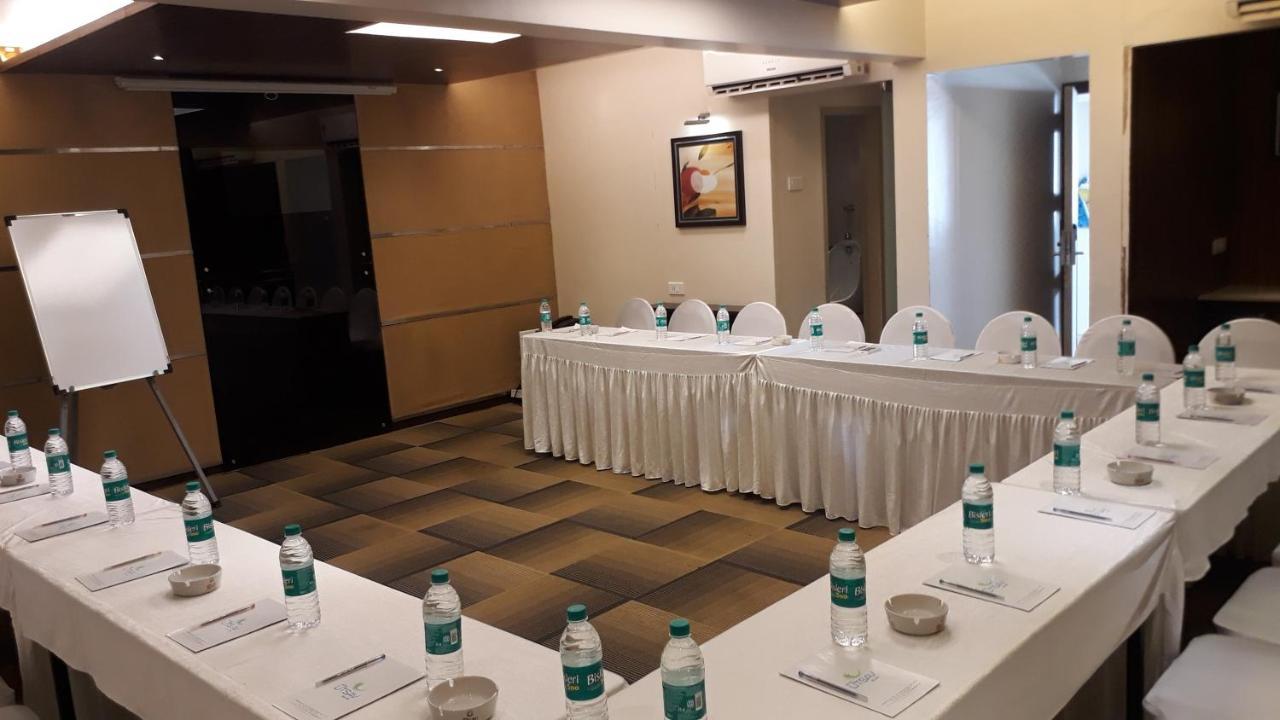Hotel Utsav Deluxe Pune Eksteriør billede