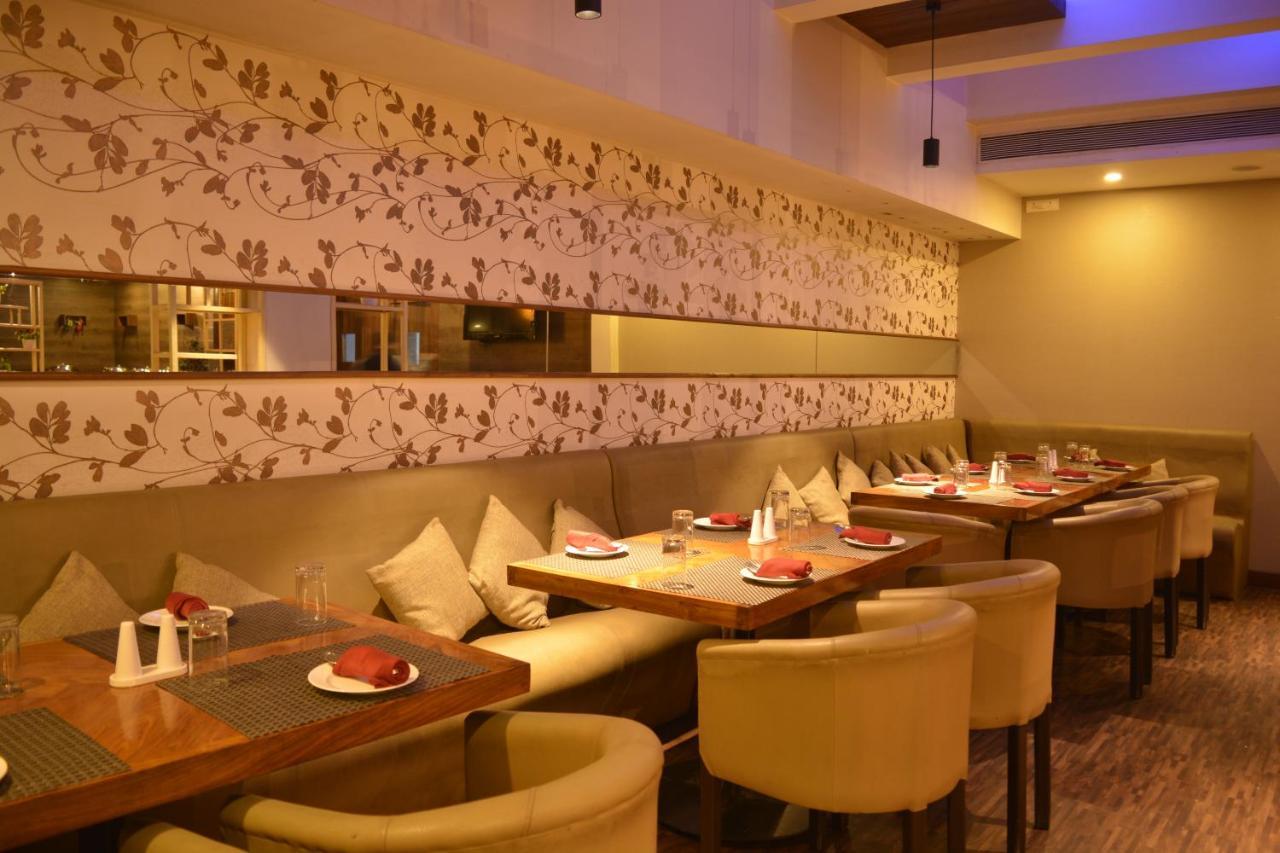Hotel Utsav Deluxe Pune Eksteriør billede