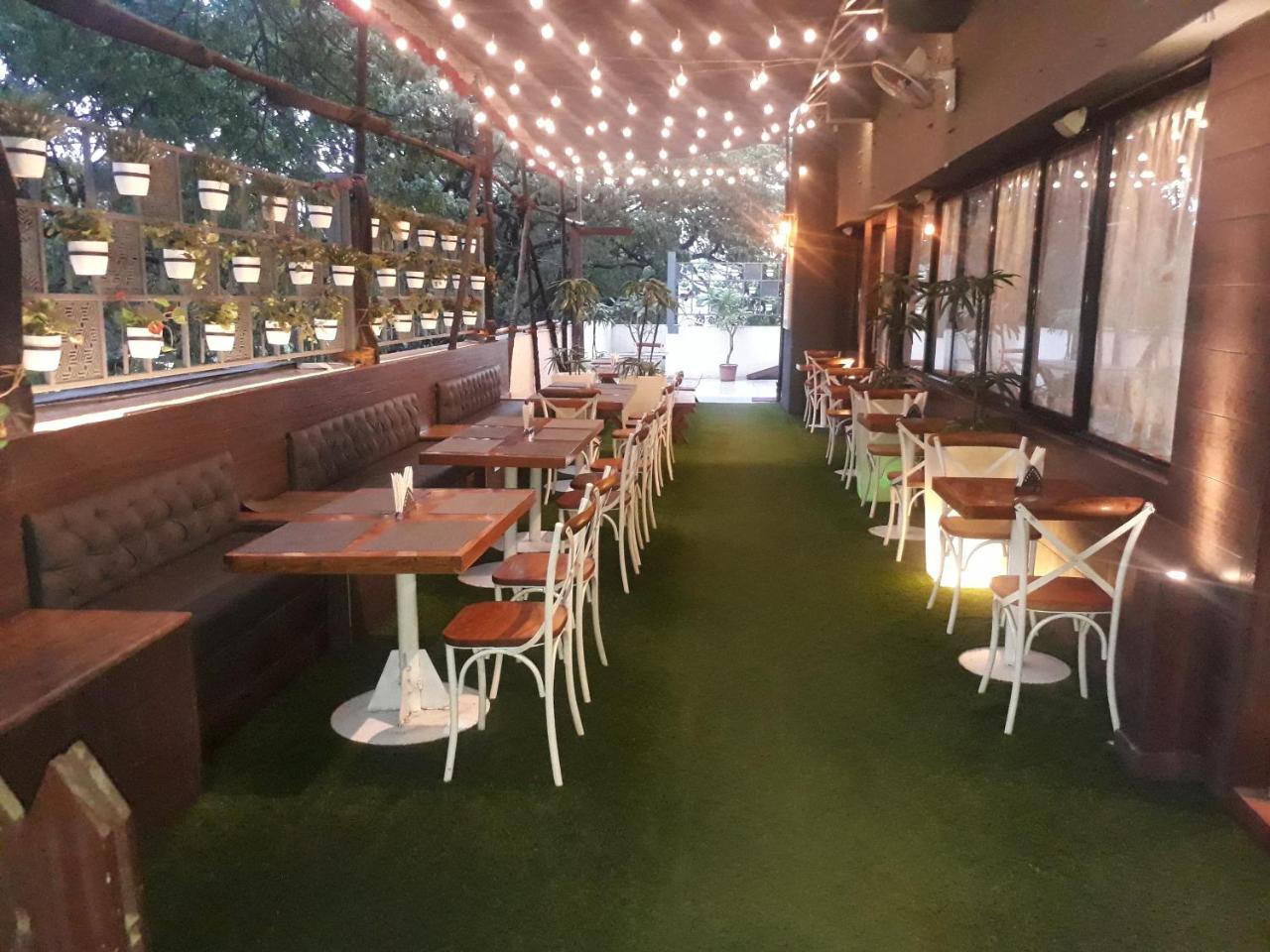 Hotel Utsav Deluxe Pune Eksteriør billede