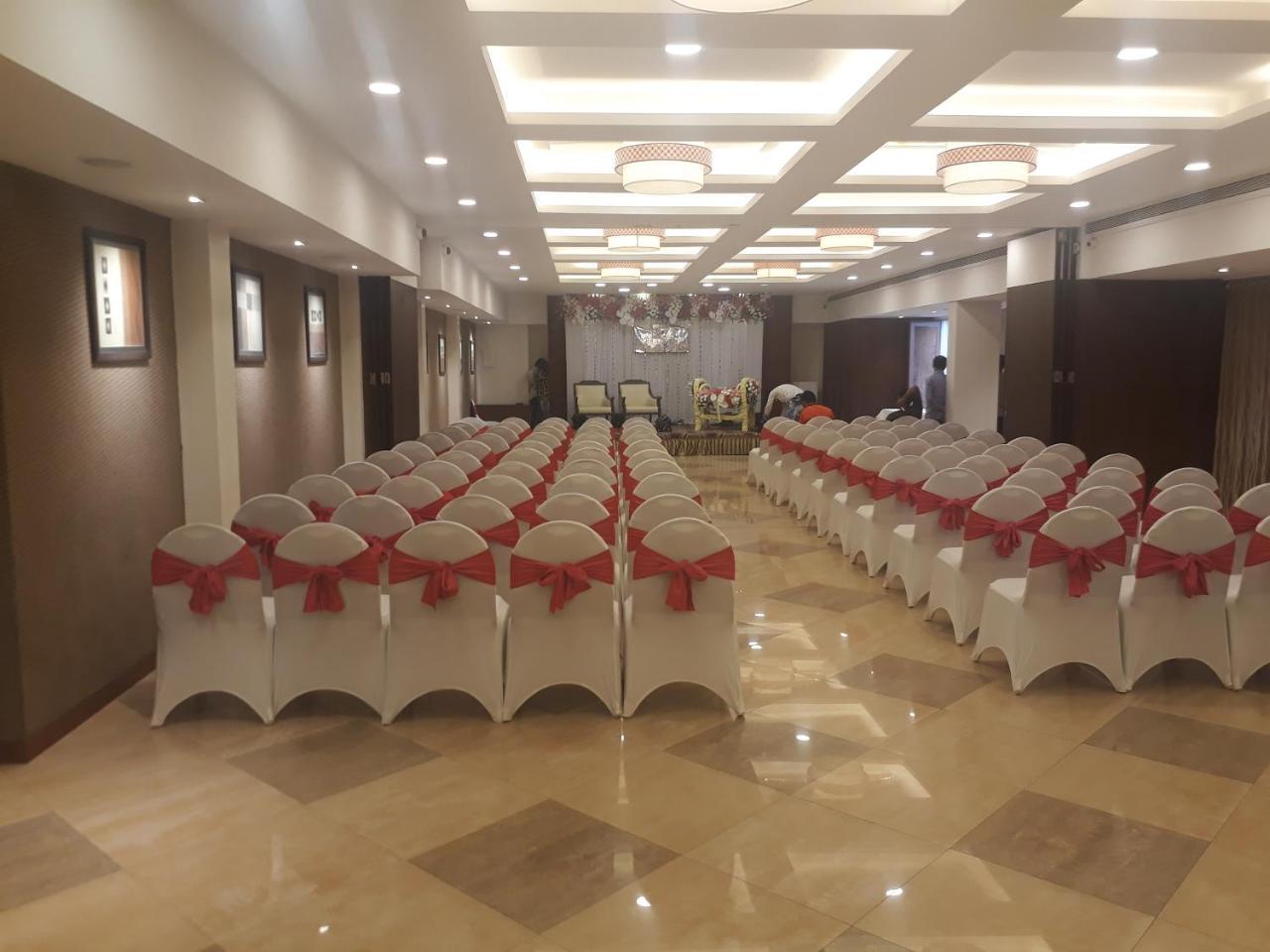 Hotel Utsav Deluxe Pune Eksteriør billede